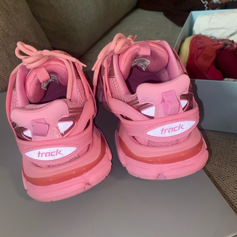 Trac Pink Low-Top Sneakers for Casual Comfort